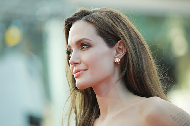 Angelina Jolie Has Her Ovaries Removed